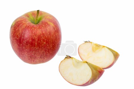 Téléchargez les photos : Pommes isolées. Pommes rouges entières avec tranche coupée isolée sur blanc avec chemin de coupe - en image libre de droit