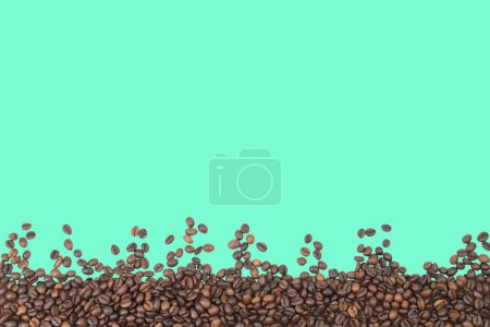 Téléchargez les photos : Grains de café isolés sur fond vert, frontière. Espace de copie pour le texte - en image libre de droit