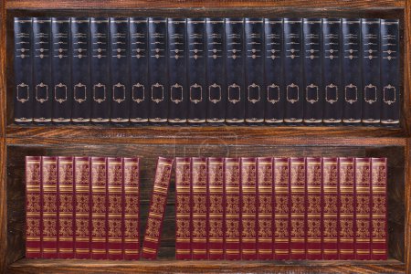 Foto de Libros en las estanterías de la biblioteca. Librería de madera oscura - Imagen libre de derechos