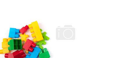 Téléchargez les photos : Beaucoup de briques de jouets arc-en-ciel colorés fond. Jouet éducatif pour enfants Isolé sur fond blanc. Rendu 3D. Vue supérieure avec espace de copie. Bannière - en image libre de droit
