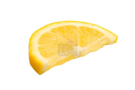 Téléchargez les photos : Une tranche d'agrumes de citron isolé sur fond blanc. Tranche de citron à l'ombre - en image libre de droit