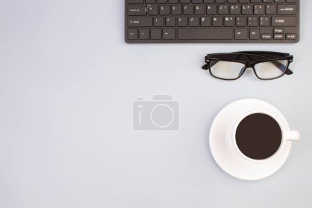Foto de Tableta, calculadora, teléfono, bolígrafo y una taza de café, muchas cosas sobre un fondo claro. Vista superior con espacio de copia - Imagen libre de derechos