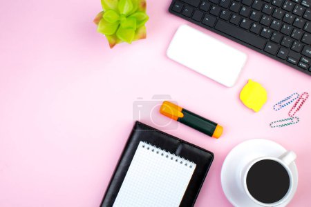 Foto de Mesa de oficina rosa con computadora, bolígrafo y una taza de café, muchas cosas. Vista superior con espacio de copia - Imagen libre de derechos