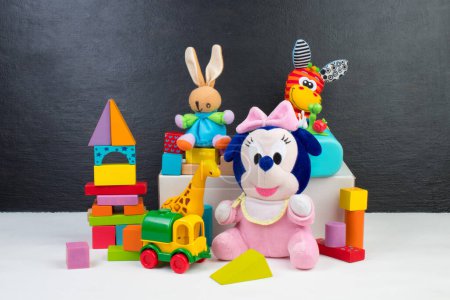 Foto de Colección de juguetes coloridos en el fondo de la pizarra - Imagen libre de derechos