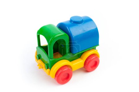 Foto de Juguete infantil camión de plástico multicolor sobre un fondo blanco - Imagen libre de derechos