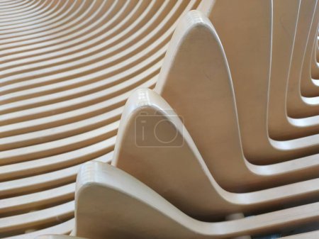 Foto de El paquete de placas de madera forma una superficie curva compleja. Diseño moderno - Imagen libre de derechos