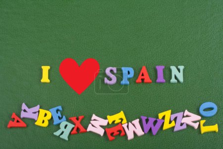 Téléchargez les photos : J'aime le mot espagnol sur fond vert composé de lettres en bois de bloc alphabet abc coloré, espace de copie pour le texte de l'annonce. Apprendre le concept anglais - en image libre de droit