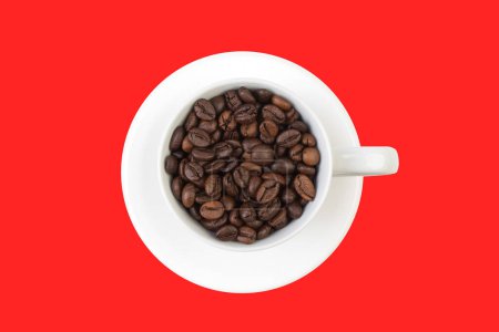 Foto de Una taza con granos de café aislados sobre un fondo rojo. vista superior - Imagen libre de derechos