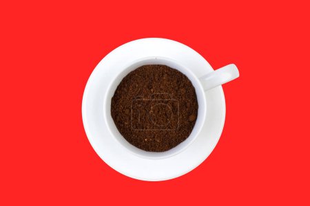 Foto de Una taza de café molido aislado sobre un fondo rojo. vista superior - Imagen libre de derechos