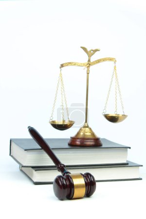 Concept de droit - livre de droit ouvert avec un marteau de juges en bois sur la table dans une salle d'audience ou un bureau d'application de la loi sur fond bleu. Espace de copie pour le texte
