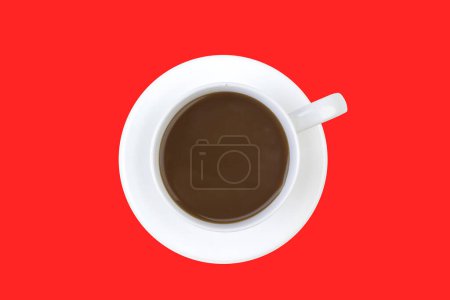 Foto de Una taza de café molido aislado sobre un fondo rojo. vista superior - Imagen libre de derechos