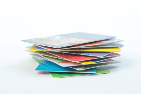 Foto de Montón de tarjetas bancarias sobre fondo blanco - Imagen libre de derechos