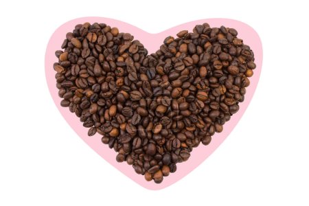 Téléchargez les photos : Une pile de grains de café en forme de coeur sur un fond blanc. Vue du dessus - en image libre de droit