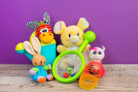 Téléchargez les photos : Collection de jouets colorés sur fond violet - en image libre de droit
