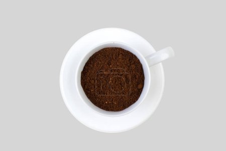 Téléchargez les photos : Une tasse de café moulu isolé sur un fond gris. vue de dessus - en image libre de droit