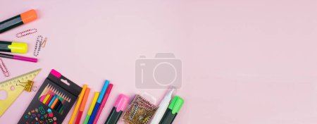 Foto de De vuelta a la escuela. Papelería sobre una mesa rosa. Escritorio de oficina con espacio para copias. Puesta plana - Imagen libre de derechos