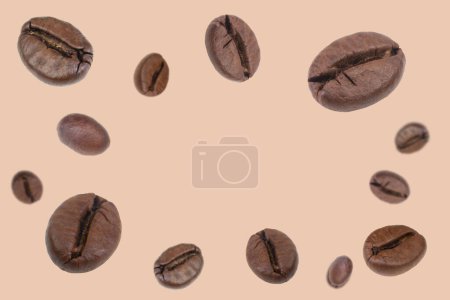 Téléchargez les photos : Tomber grains de café isolés sur le fond. Voler des grains de café déconcentrés. Utilisé pour la publicité de café, emballage, conception de menu. Bannière - en image libre de droit