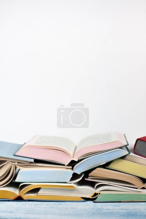 Téléchargez les photos : Livre ouvert, livres colorés dos dur sur table en bois. Je retourne à l'école. Espace de copie pour le texte. Éducation concept d'entreprise - en image libre de droit