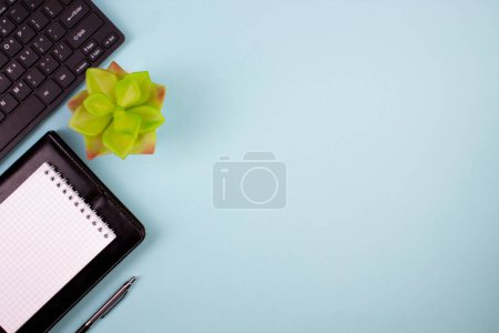 Foto de Tableta, calculadora, teléfono, bolígrafo y una taza de café, muchas cosas sobre un fondo azul. Vista superior con espacio de copia - Imagen libre de derechos