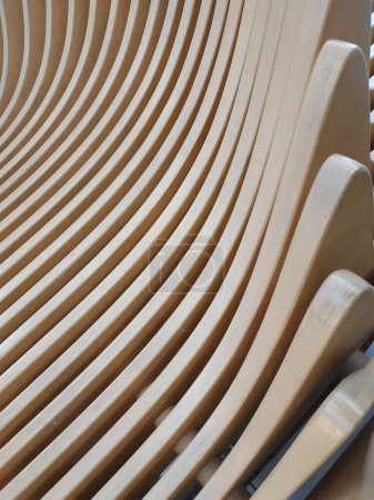 Téléchargez les photos : Le paquet de plaques de bois forme une surface incurvée complexe. Design moderne - en image libre de droit
