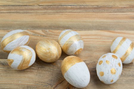 Téléchargez les photos : Joyeux Pâques. Œufs peints sur table en bois. Vue du dessus - en image libre de droit