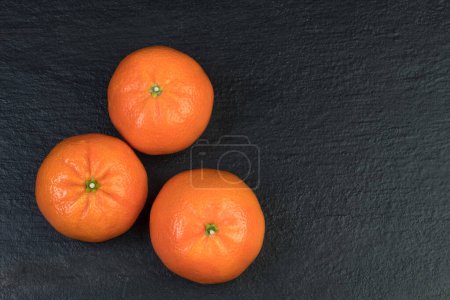 Foto de Frutas. mandarinas de naranjas sobre fondo negro - Imagen libre de derechos
