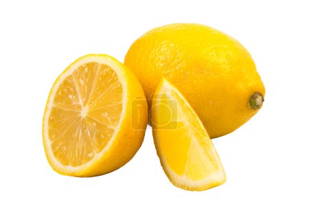 Téléchargez les photos : Citron coupé et coupé en deux et isolé sur fond blanc - en image libre de droit