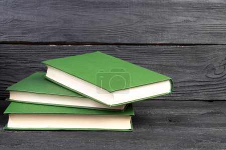 Foto de Libros sobre mesa de madera, fondo de pizarra negra. De vuelta a la escuela. Concepto de negocio educativo - Imagen libre de derechos