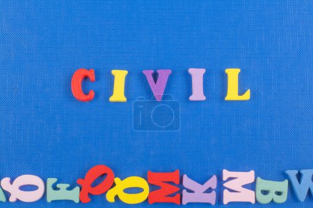 Téléchargez les photos : Mot CIVIL sur fond bleu composé de lettres en bois de bloc alphabet abc coloré, espace de copie pour le texte de l'annonce. Apprendre le concept anglais - en image libre de droit