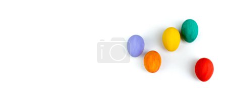 Foto de Feliz tarjeta de Pascua. Huevos de Pascua brillantes y coloridos sobre fondo blanco aislado. Copiar espacio para texto, Banner - Imagen libre de derechos