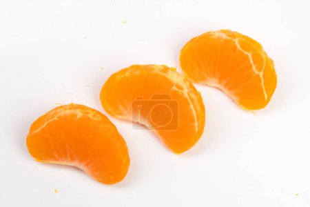 Foto de Segmentos aislados de cítricos. Colección de segmentos pelados de mandarina, naranja y otros cítricos aislados sobre fondo blanco con ruta de recorte - Imagen libre de derechos