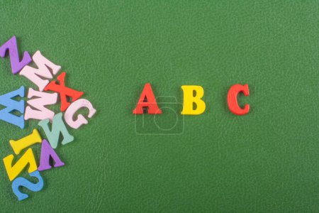 Foto de Palabra sobre fondo verde compuesto de letras de madera abc bloque alfabeto colorido, espacio de copia para el texto del anuncio. Aprender el concepto inglés - Imagen libre de derechos
