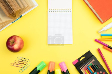 Téléchargez les photos : Je retourne à l'école. Papeterie sur une table jaune. Bureau avec espace de copie. Pose plate - en image libre de droit