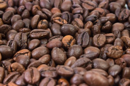 Foto de Vista superior de fondo de granos de café marrón aromáticos dispersos en la superficie - Imagen libre de derechos