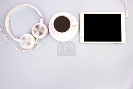 Foto de Tableta, calculadora, teléfono, bolígrafo y una taza de café, muchas cosas sobre un fondo claro. Vista superior con espacio de copia - Imagen libre de derechos