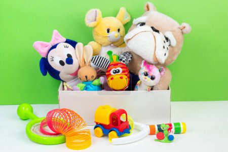 Foto de Colección de juguetes coloridos sobre fondo de color lima - Imagen libre de derechos