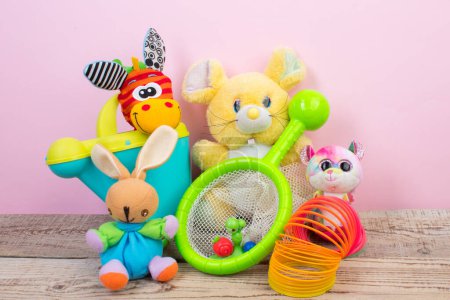 Téléchargez les photos : Collection de jouets colorés sur fond rose - en image libre de droit