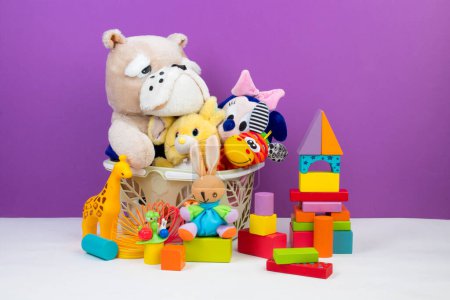 Foto de Colección de juguetes coloridos sobre fondo púrpura - Imagen libre de derechos
