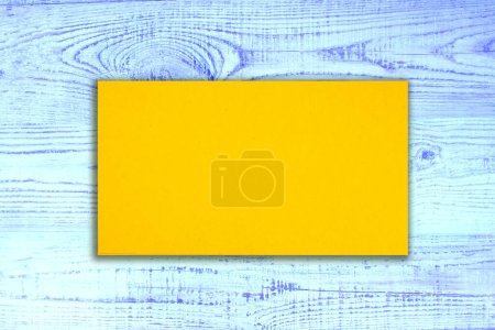 Téléchargez les photos : Carte de visite vierge d'or sur fond bleu en bois - en image libre de droit
