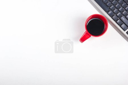 Foto de Mesa de escritorio de la oficina blanca con computadora, bolígrafo y una taza de café, muchas cosas. Vista superior con espacio de copia - Imagen libre de derechos
