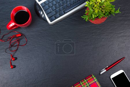 Foto de Mesa de escritorio Black Office con computadora, bolígrafo y una taza de café, muchas cosas. Vista superior con espacio de copia - Imagen libre de derechos