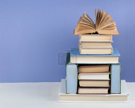 Foto de Libro abierto, libros de colores sobre mesa de madera. De vuelta a la escuela. Copia espacio para texto. Concepto de negocio educativo - Imagen libre de derechos