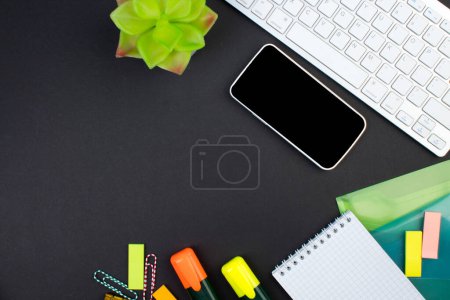 Foto de Mesa de oficina negro con computadora, bolígrafo y una taza de café, muchas cosas. Vista superior con espacio de copia - Imagen libre de derechos