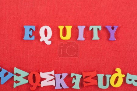 Téléchargez les photos : Mot EGUITY sur fond rouge composé de lettres en bois de bloc alphabet abc coloré, espace de copie pour le texte de l'annonce. Apprendre le concept anglais - en image libre de droit