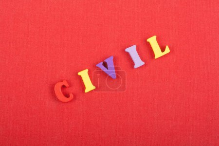 Palabra CIVIL sobre fondo rojo compuesta de letras de madera abc bloque alfabeto colorido, espacio de copia para el texto del anuncio. Aprender el concepto inglés