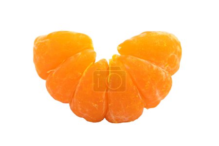 Foto de Segmentos aislados de cítricos. Colección de segmentos pelados de mandarina, naranja y otros cítricos aislados sobre fondo blanco con ruta de recorte - Imagen libre de derechos