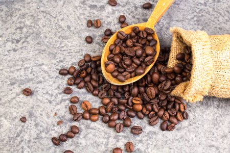 Foto de Granos de café en un tazón pequeño con café en cuchara. Vista desde arriba. Concepto café - Imagen libre de derechos