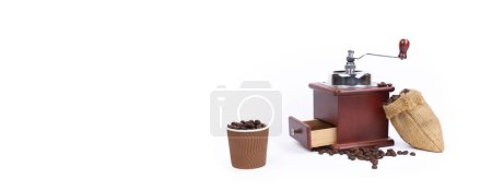 Téléchargez les photos : Pile de grains de café, moulin à café, café moulu sur fond blanc. Vue de dessus. Bannière - en image libre de droit