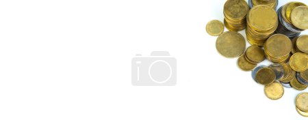 Foto de Antiguas monedas doradas y plateadas. Historia monedas textura patrón Dinero fondo. Vista superior. Banner - Imagen libre de derechos