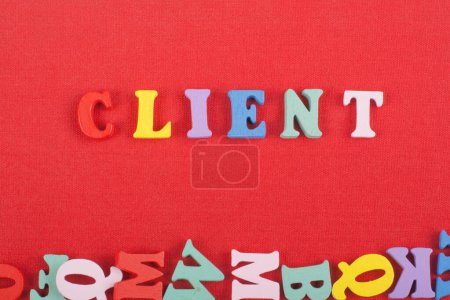 Wort auf rotem Hintergrund, zusammengesetzt aus bunten Abc-Buchstaben, Blockbuchstaben, Kopierfläche für Anzeigentext. Englisches Konzept lernen